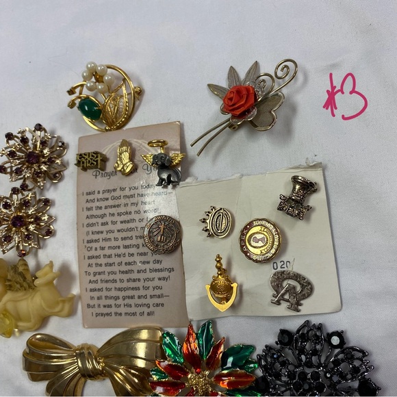 Multiple vintage lapel pins - Picture 3 of 3
